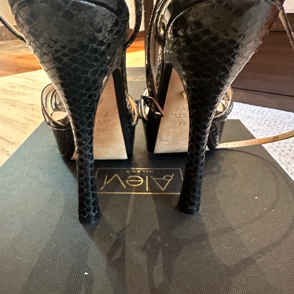 only worn twice - Picture 4 of 5